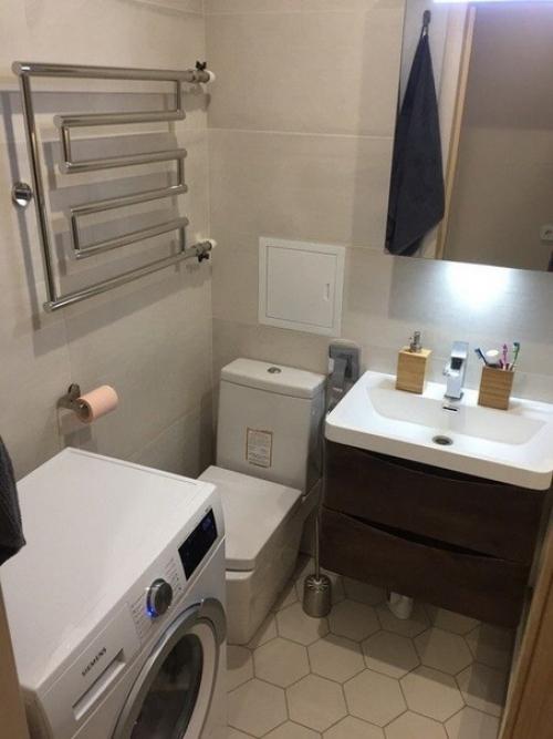 Очень маленькая площадь этого санузла, поэтому о ванной даже и не думали. 01