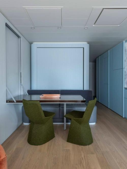 Эти яркие апартаменты находятся прямо на борту круизного лайнера и отсылают к эстетике морских судов середины XX века. 01