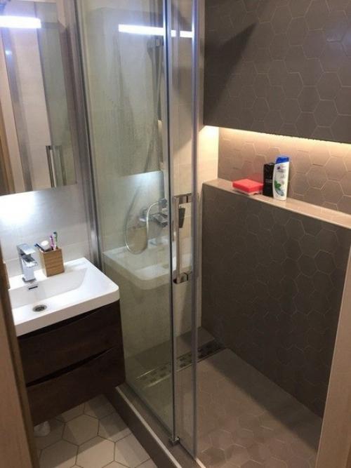 Очень маленькая площадь этого санузла, поэтому о ванной даже и не думали.