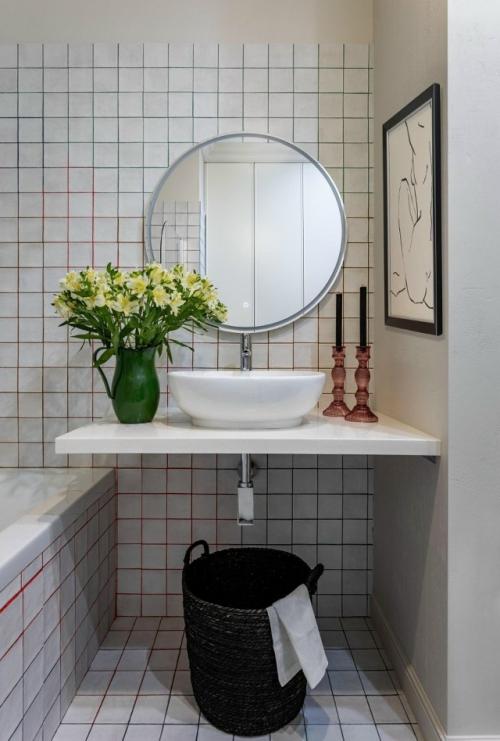 Яркая квартира с характером: дизайнер объединила вишнёвые и горчичные оттенки, винтажные формы и современные решения. 01