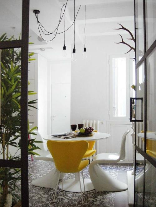 Квартира в центре Мадрида сохранила историческую архитектуру - лепнину, высокие потолки и балконы - но получила современное наполнение. 01