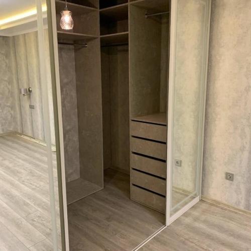 Вместо шкафа сделали в нише гардеробную. 03