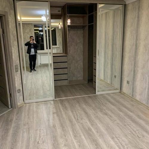 Вместо шкафа сделали в нише гардеробную. 01