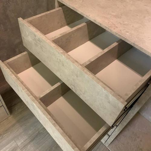 Вместо шкафа сделали в нише гардеробную. 05