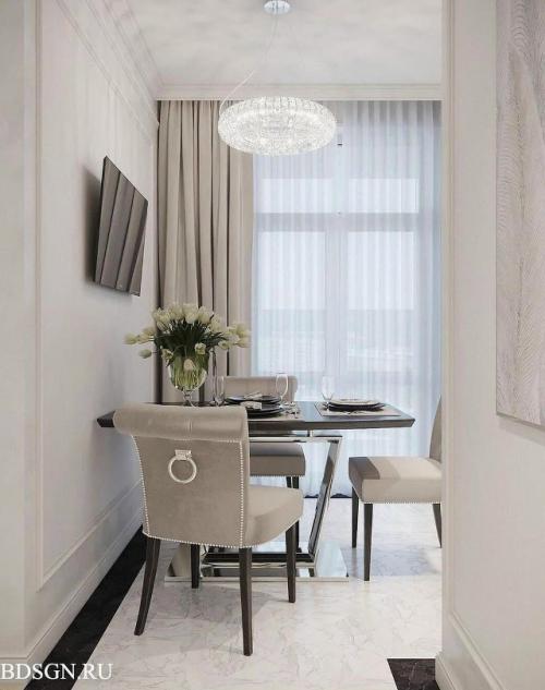 Просторная и светлая кухня выглядит очень привлекательно.  