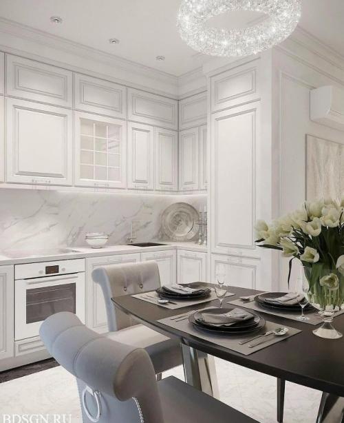 Просторная и светлая кухня выглядит очень привлекательно. 03