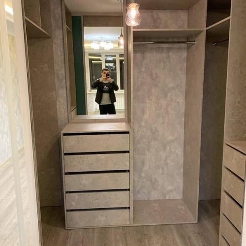 Вместо шкафа сделали в нише гардеробную. 02