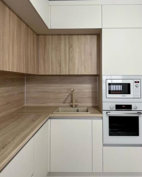 Один из самых удачных вариантов сочетания в кухне: белый цвет и дерево.