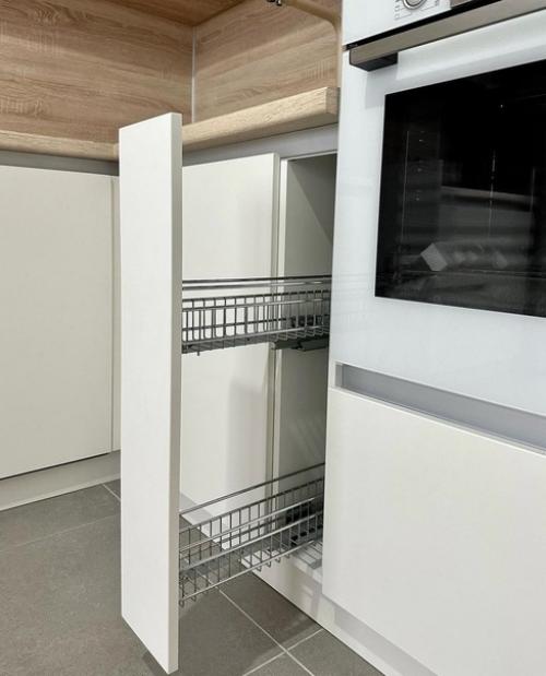 Один из самых удачных вариантов сочетания в кухне: белый цвет и дерево. 03