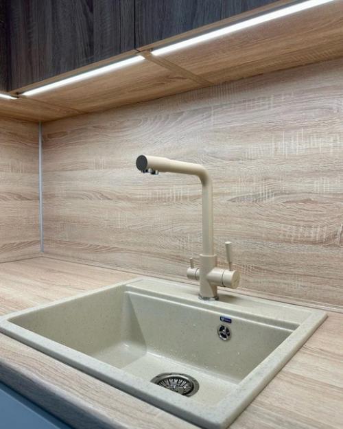 Один из самых удачных вариантов сочетания в кухне: белый цвет и дерево. 01