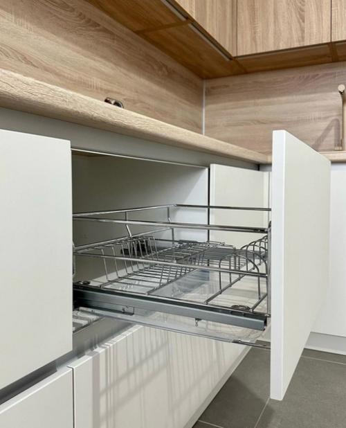 Один из самых удачных вариантов сочетания в кухне: белый цвет и дерево. 04