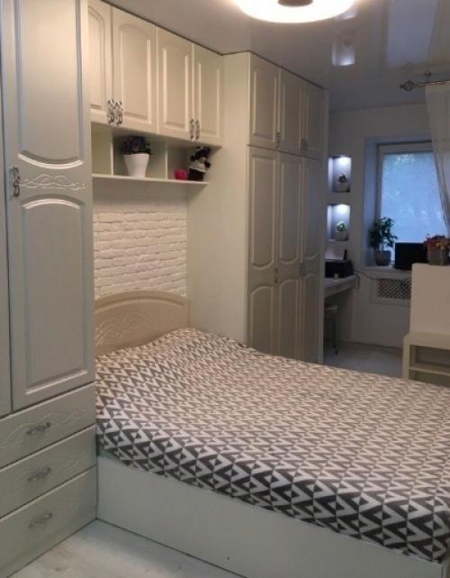 В узкой комнате не так уж много вариантов размещения мебели.