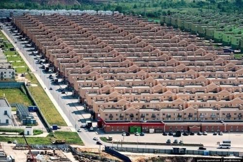 Вот такая вот альтернатива привычным нам многоэтажкам. 02