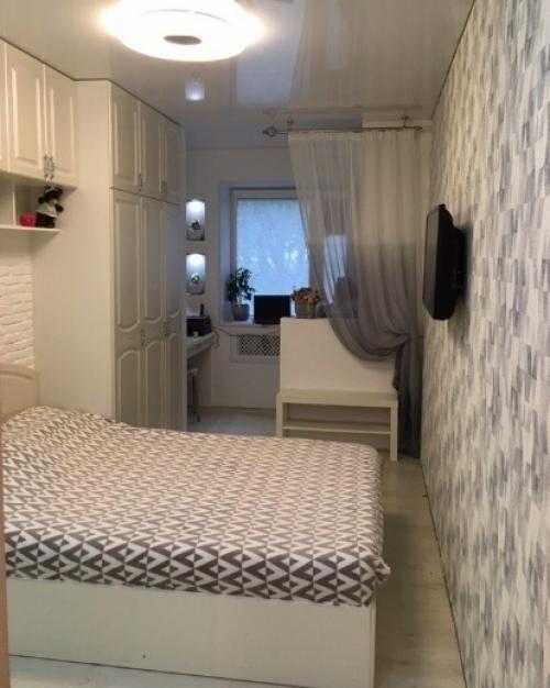 В узкой комнате не так уж много вариантов размещения мебели. 04