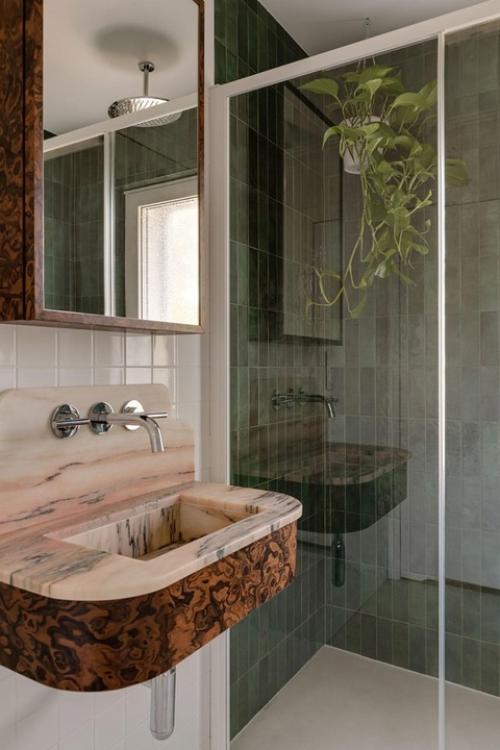 В типовой квартире 1960-х годов на нижнем этаже удалось создать настоящий тропический оазис с выходом в собственный сад во дворе. 05