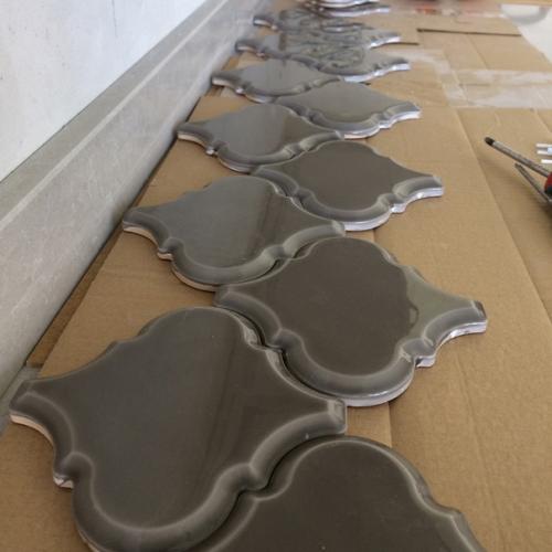 Укладка фартука на готовую кухню.