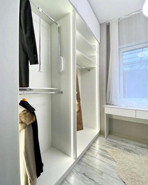 Наконец - то я осуществила свою мечту - в купленной трешке целую комнату использовала под гардеробную. 07