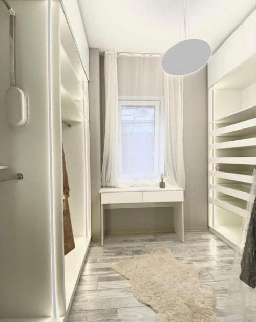 Наконец - то я осуществила свою мечту - в купленной трешке целую комнату использовала под гардеробную. 02