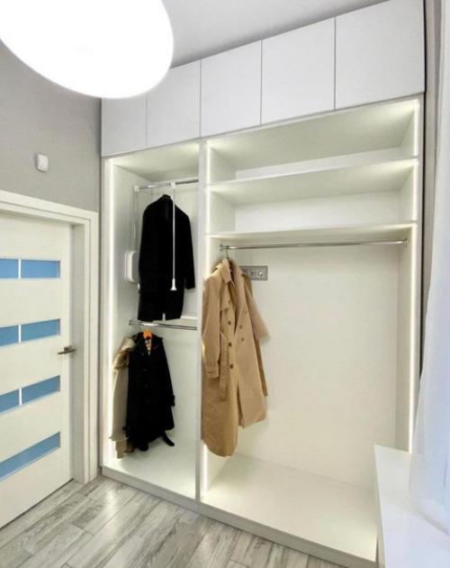 Наконец - то я осуществила свою мечту - в купленной трешке целую комнату использовала под гардеробную.