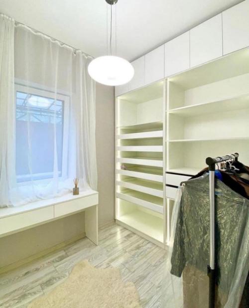 Наконец - то я осуществила свою мечту - в купленной трешке целую комнату использовала под гардеробную. 05