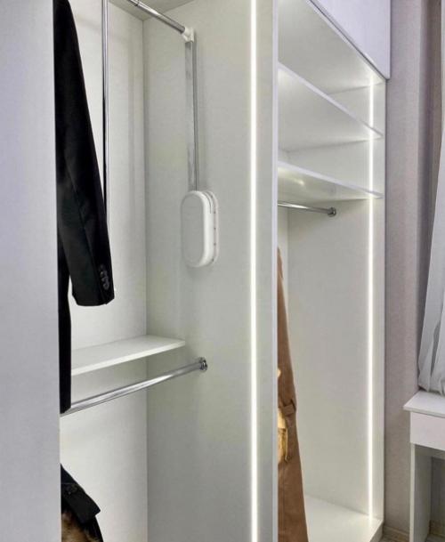 Наконец - то я осуществила свою мечту - в купленной трешке целую комнату использовала под гардеробную. 04