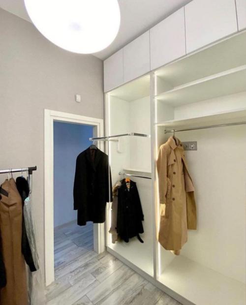 Наконец - то я осуществила свою мечту - в купленной трешке целую комнату использовала под гардеробную. 06