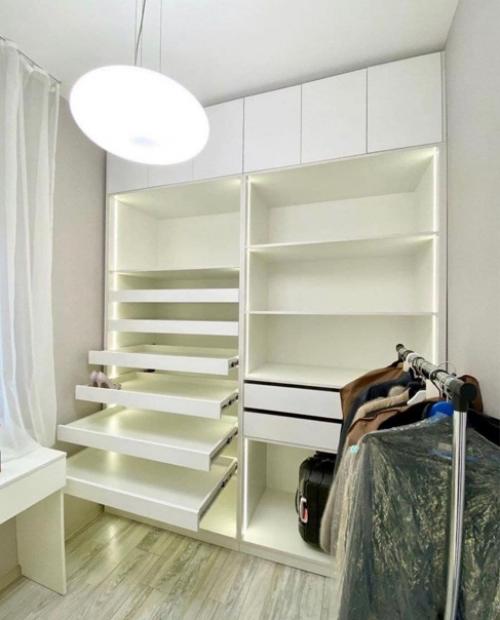 Наконец - то я осуществила свою мечту - в купленной трешке целую комнату использовала под гардеробную. 01