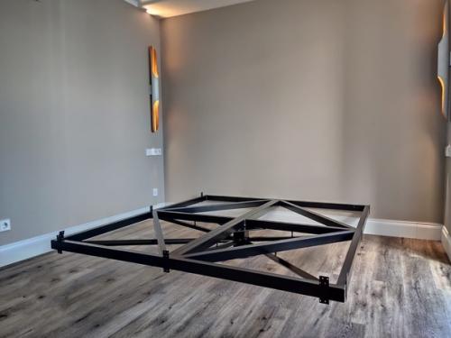 С такой кроватью мизинцы на ногах будут целы. 02