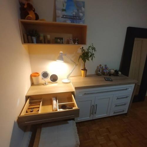 Вот такой стол для макияжа соорудил муж нашей подписчицы. 01