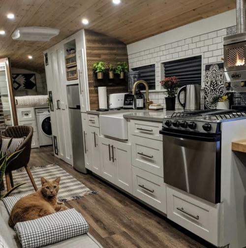 В том случае, если вы любите путешествия. 04