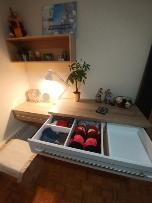 Вот такой стол для макияжа соорудил муж нашей подписчицы. 03