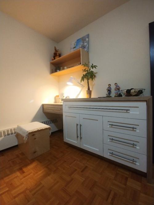 Вот такой стол для макияжа соорудил муж нашей подписчицы. 02