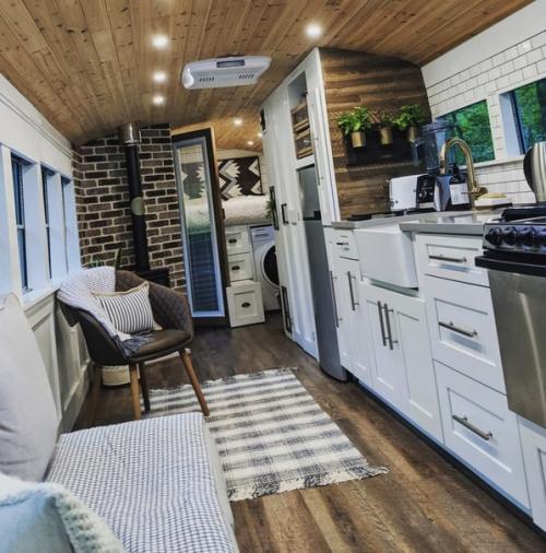 В том случае, если вы любите путешествия. 02