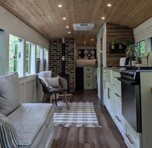 В том случае, если вы любите путешествия. 03