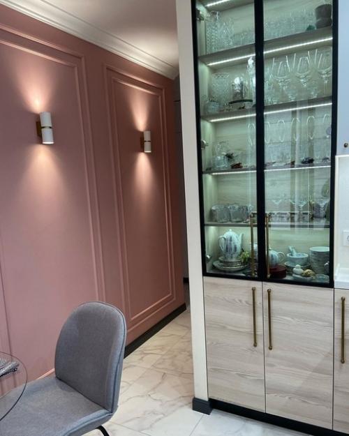 Шикарная кухня со шкафом - витриной.