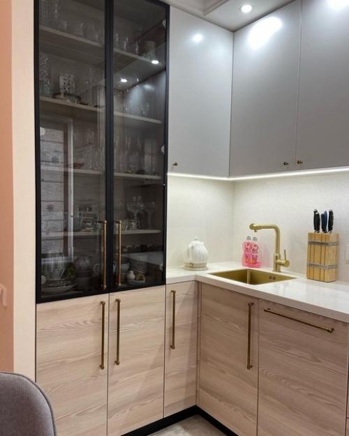 Шикарная кухня со шкафом - витриной. 03