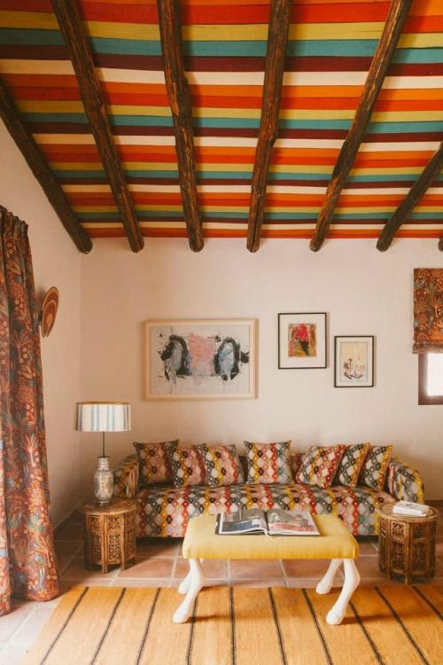 Небольшой отель в андалусии соединил атмосферу старинного поместья с яркими красками и духом модернизма середины века. 03