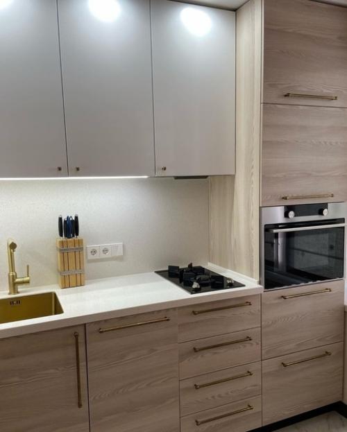 Шикарная кухня со шкафом - витриной. 01