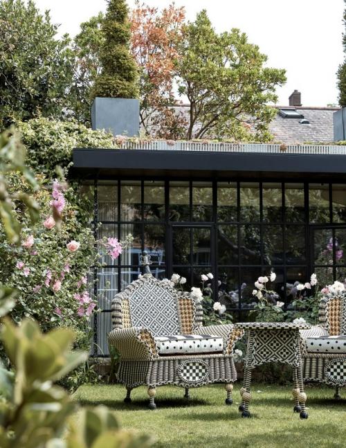 Гостиная в саду: домик, сливающийся с природой. 01