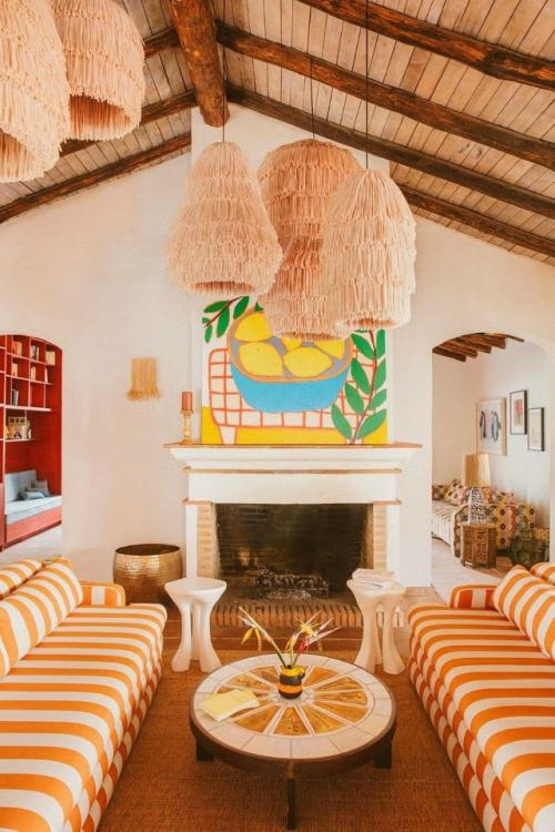 Небольшой отель в андалусии соединил атмосферу старинного поместья с яркими красками и духом модернизма середины века. 01