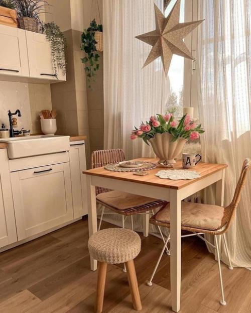 Такой милый интерьер с большим количеством деталей в интерьере.