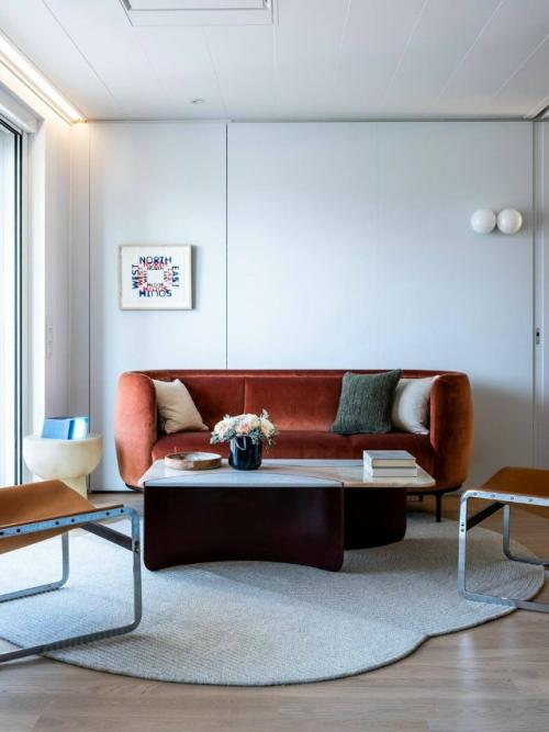 Эти яркие апартаменты расположены прямо на борту круизного лайнера и вдохновлены эстетикой морских судов середины XX века. 02