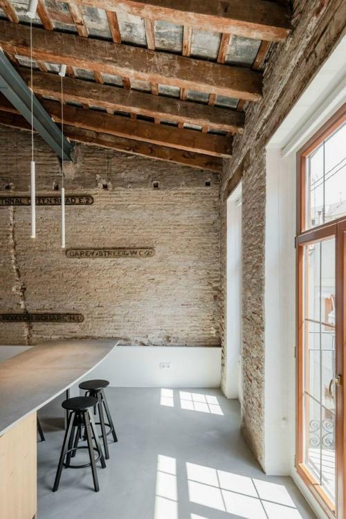 Квартира в Валенсии сохранила следы своей истории, став современным и атмосферным пространством. 04