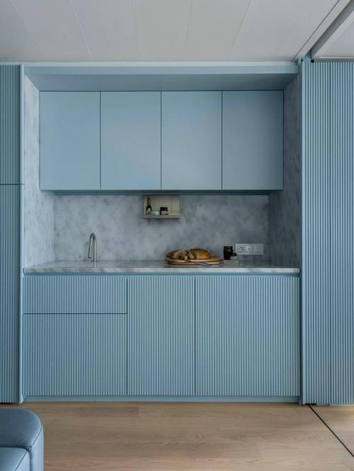 Эти яркие апартаменты расположены прямо на борту круизного лайнера и вдохновлены эстетикой морских судов середины XX века. 01