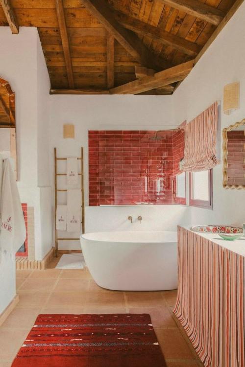 Небольшой отель в андалусии соединил атмосферу старинного поместья с яркими красками и духом модернизма середины века. 05