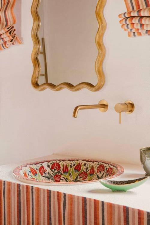 Небольшой отель в андалусии соединил атмосферу старинного поместья с яркими красками и духом модернизма середины века. 06