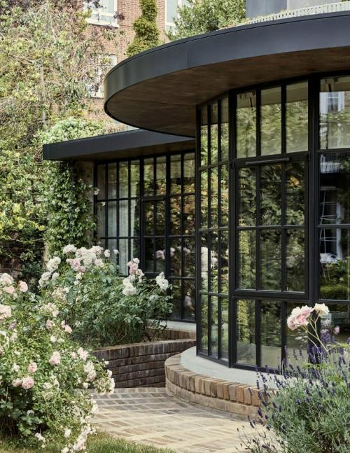 Гостиная в саду: домик, сливающийся с природой. 02