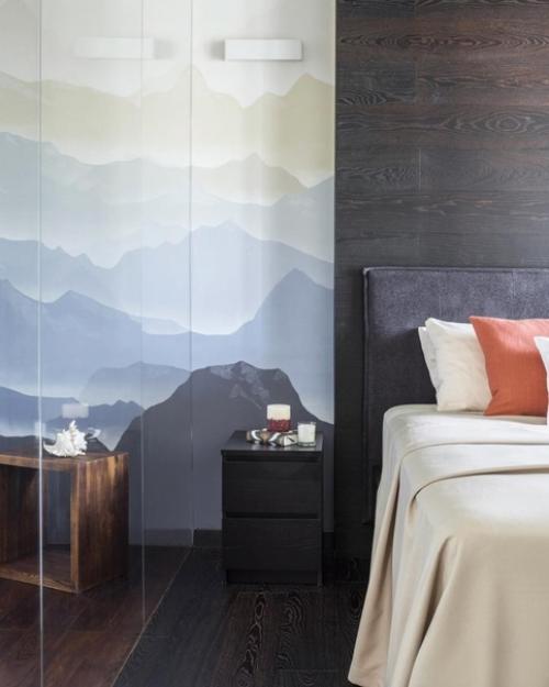 Спальня с отдельностоящей ванной.