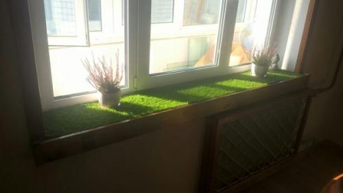 Подоконник с газоном, деревянное обрамление окна и экран на батарею из бамбука своими руками. 04