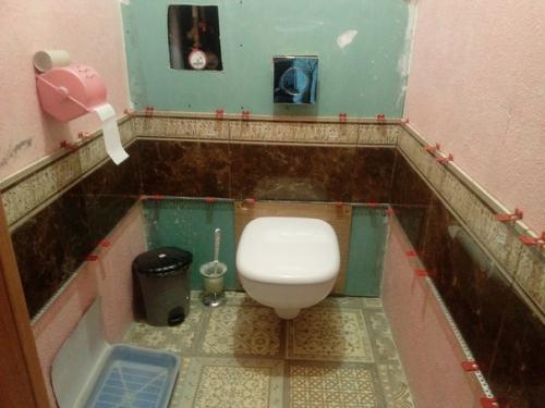 Плитку ложил первый раз, инсталляцию уже делал. 04